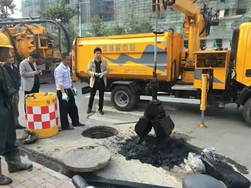 松原街道：网格员化身“清道夫”，为民解忧疏通“堵心”化粪池
