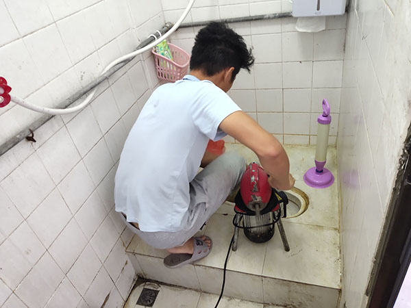 松原肥皂掉到马桶里把马桶堵住了怎么办？马桶堵住了怎么办