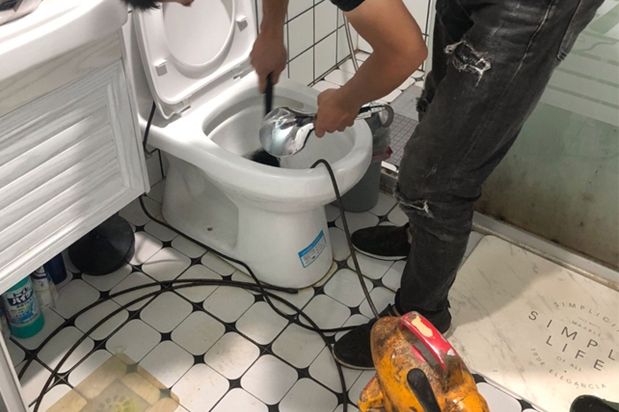 松原马桶堵塞自己疏通还是找师傅？专业上门服务让你省时更省心