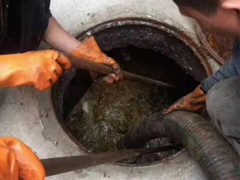 松原清理化粪池时如何避免沼气的危害？